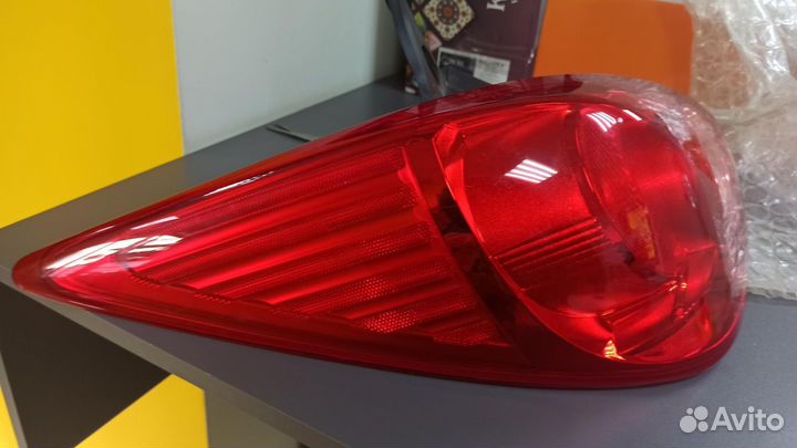 Фонарь левый задний Nissan Tiida C11