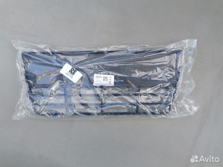 Решетка в бампер центральная для Ford Focus III