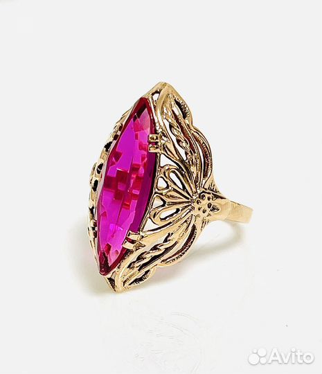 Золотое кольцо с корундом