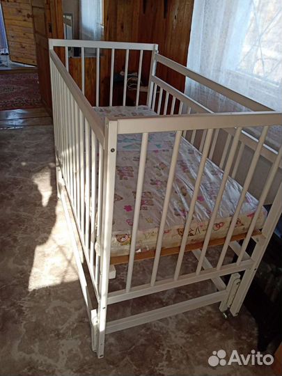 Детская кроватка с маятником
