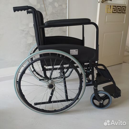 Инвалидная коляска (почти новая)