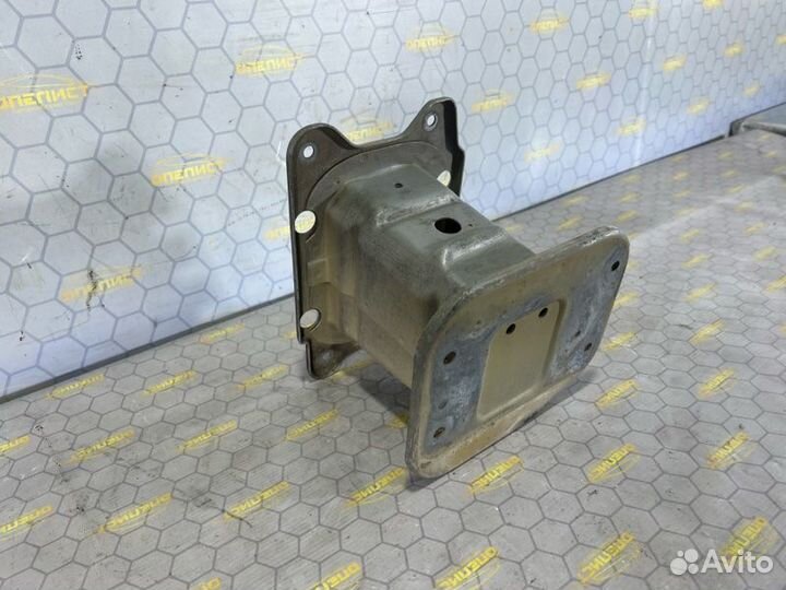 Кронштейн усилителя бампера передний левый Opel