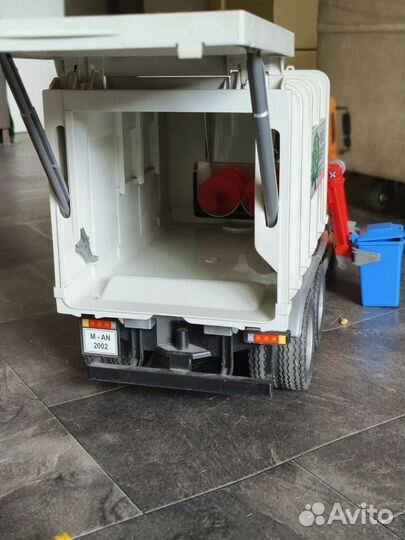 Мусоровоз Bruder MAN