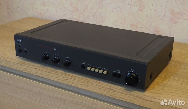 Предварительный усилитель NAD 1000