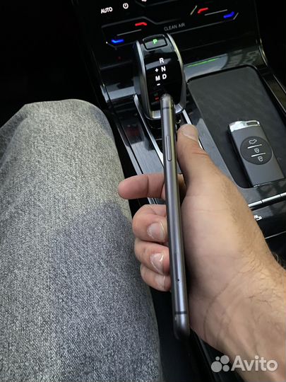 Телефон iPhone 11