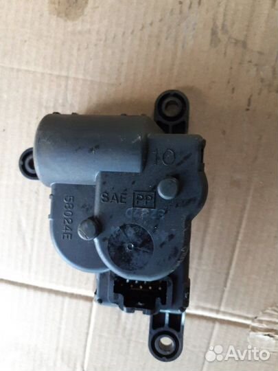 Моторчик заслонки печки Волга Сайбер, Додж Стратус