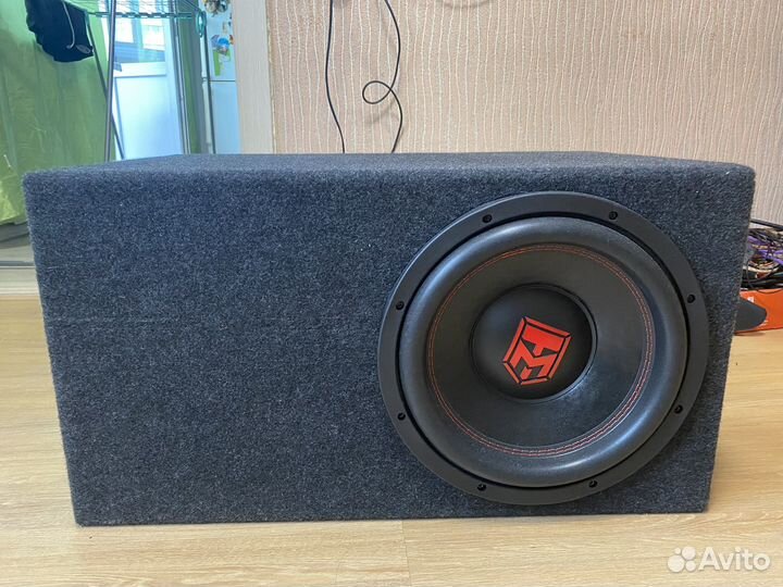 Сабвуфер и усилитель в автомобиль