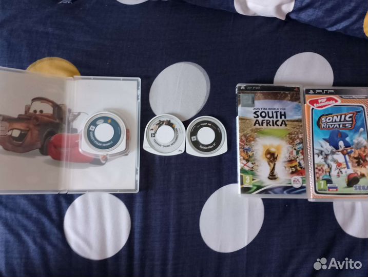 Продам игры 3 на PSP,2 коробки справа пустые