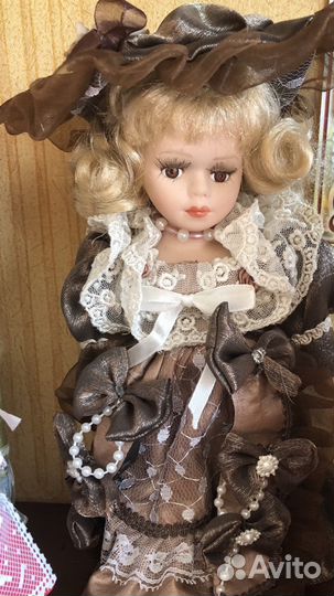 Кукла фарфоровая
