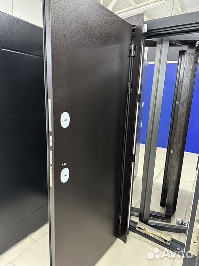 Уличная дверь с терморазрывом