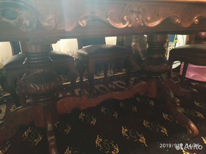 Стол и стулья