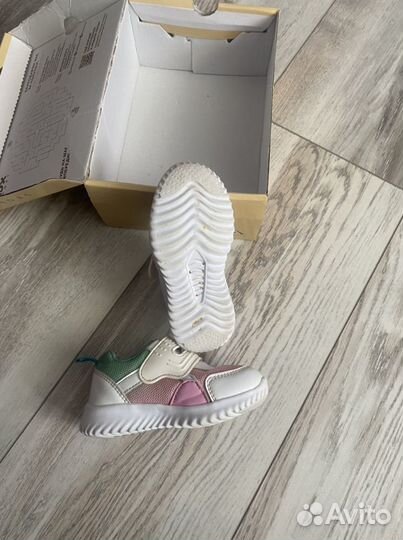 Кроссовки для девочки