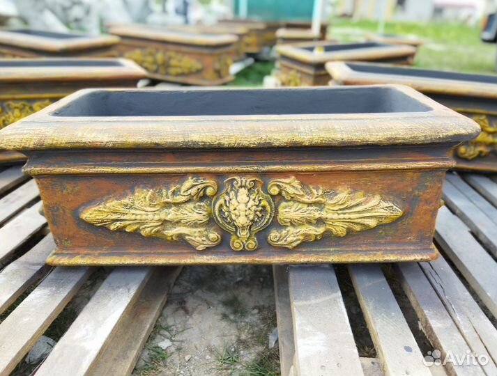 Прямугольный вазон с ликом льва