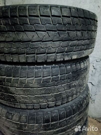 Продам зимнюю резину 225/65r17