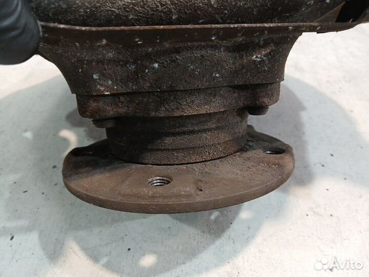 Кулак передний правый Bmw 550 E60 E61 N62B48B 2006
