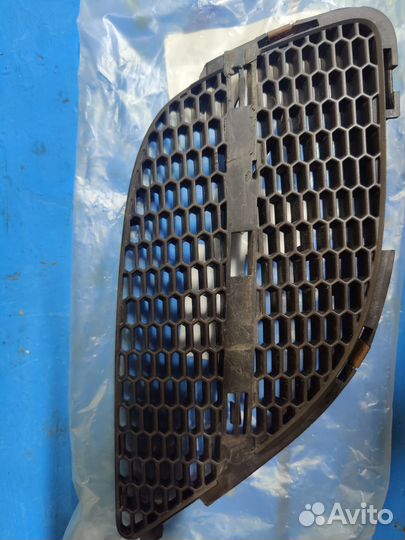 Решетка радиатора левая Nissan Almera N16E