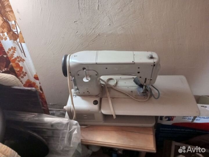 Швейная машина LADA