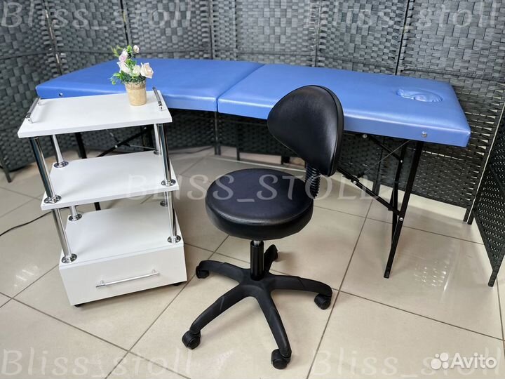 Кушетка, стул мастера и тележка с ящиком