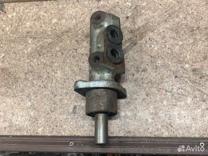 Главный тормозной цилиндр T-4