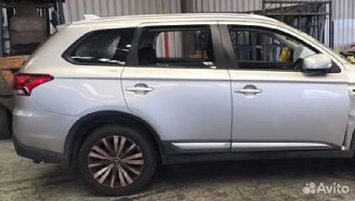 Дверь передняя правая аутлендер 2012