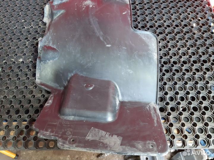 Брызговик переднего колеса левый Daf XF106