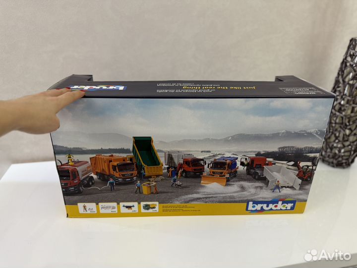 Подъемный кран игрушечный Bruder MAN синий