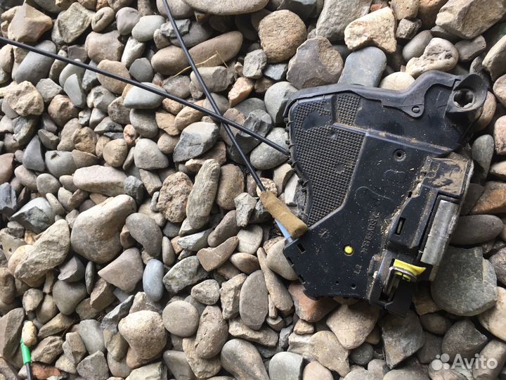 Замок двери передний Toyota Corolla E 150