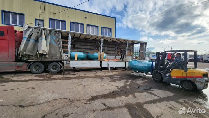 Лодка с мотором и грилем барбекю бухлоход