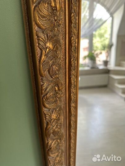 Зеркало в деревянном багете