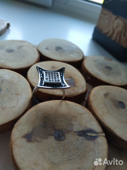 Кольцо серебро с черными фианитами 925