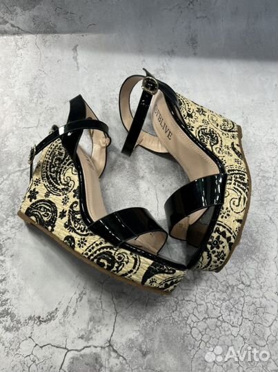 Босоножки на танкетке