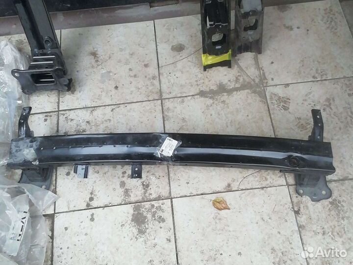 Усилитель переднего бампера kia Sportage