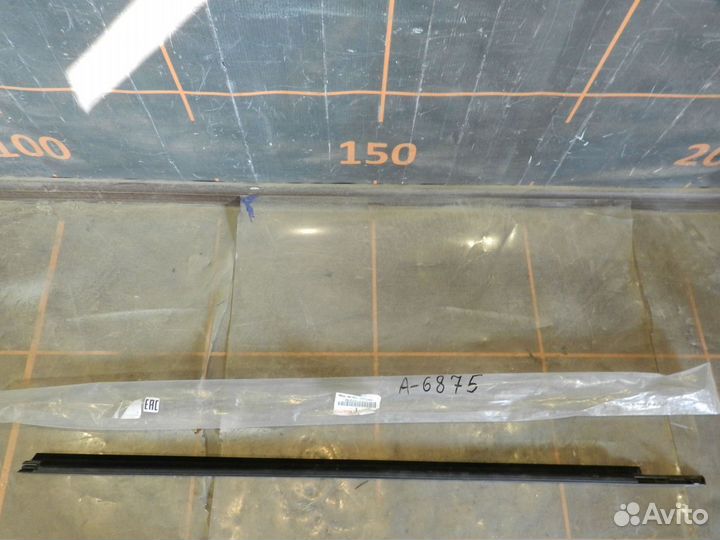 Накладка стекла переднего правого - Toyota RAV 4