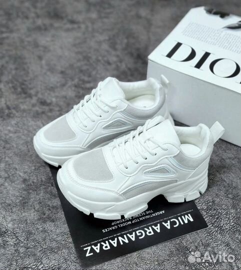 Кроссовки женские