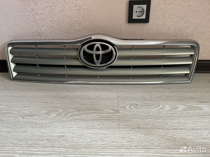 Решетка радиатора для toyota avensis 03-06г.в