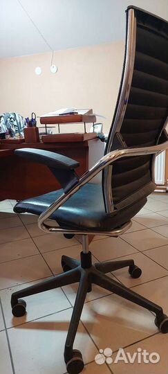 Офисное кожаное кресло бу