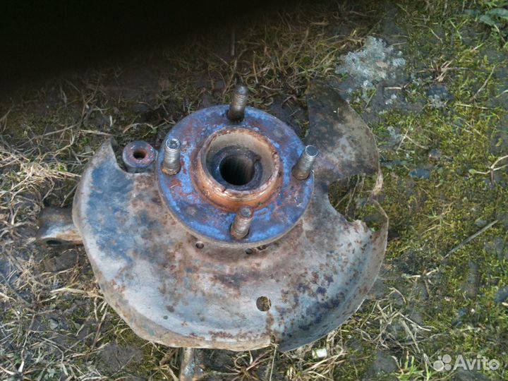 Ниссан Альмера н15 1998г. Кулак поворотный левый