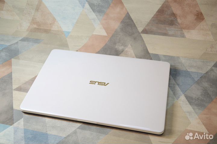 Белый игровой ноутбук Asus R702U/ Core i3