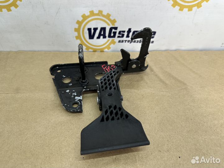 Замок капота Audi A4 B7