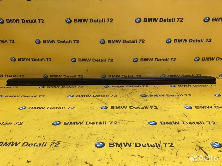 Уплотнитель стекла передний правый Mercedes Viano