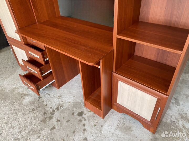 Стол с надстройкой и двумя пеналами (комплект)