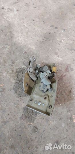 Механизм замка двери Москвич 2140