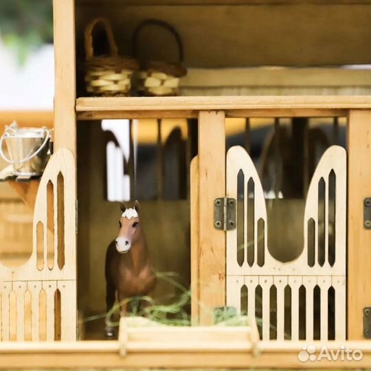 Лот номер 1. Ферма. Конюшня и 8 лошадей