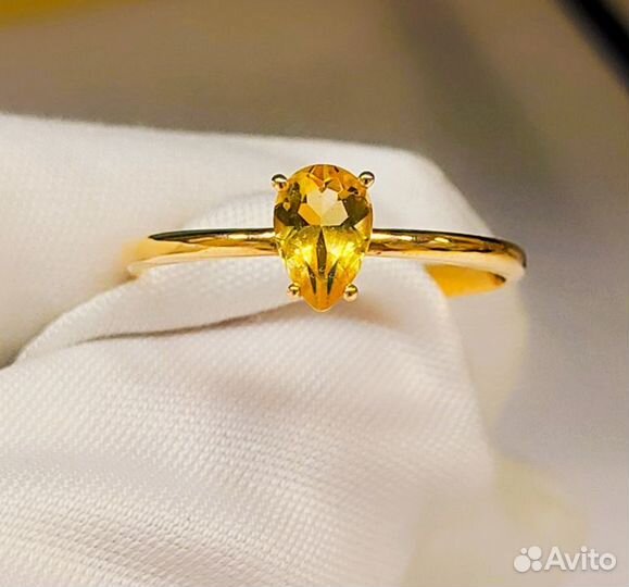 Кольцо с синтетическим камнем Золото