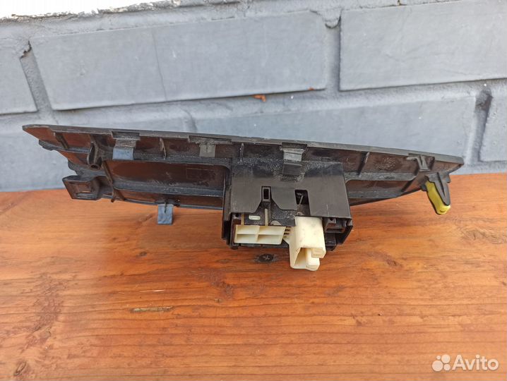 Кнопка стеклоподъемника Toyota Rav4