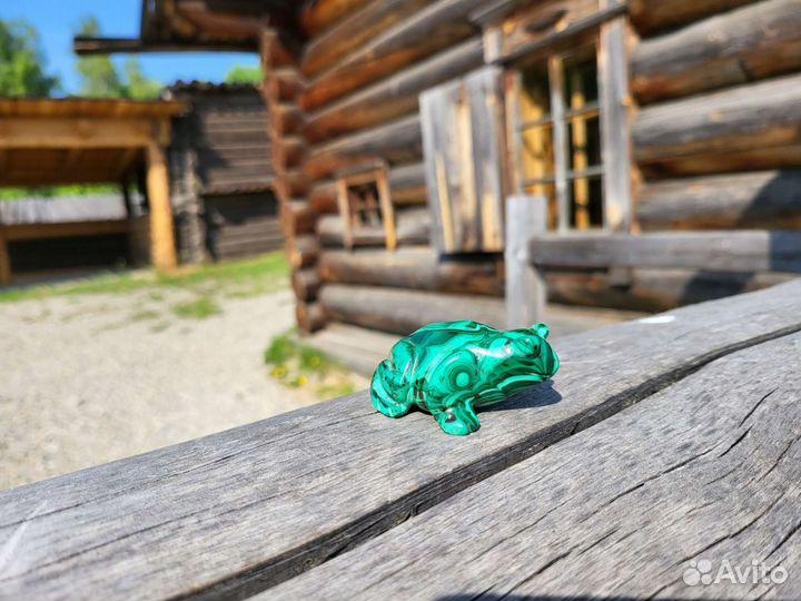 Малахитовая фигурка