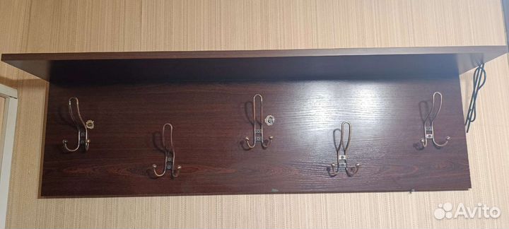 Вешалка настенная для одежды с полкой