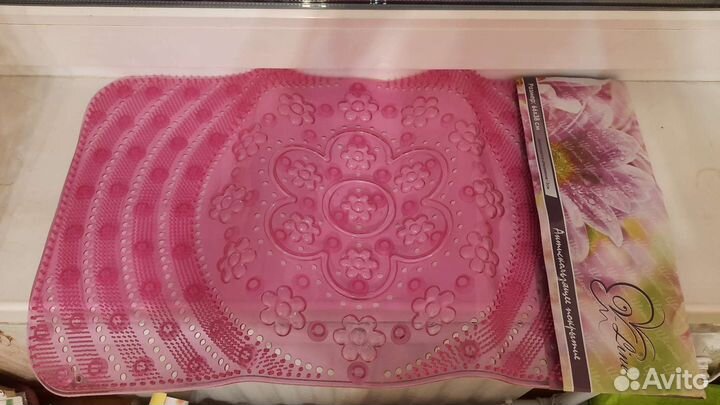 Противоскальзящий коврик в ванну