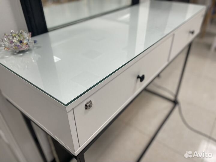 Стол для визажиста