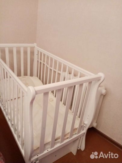 Детская кроватка с маятником и ящиком